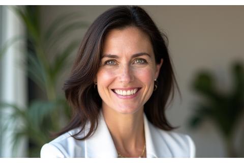 Dr. Alisha Anaya, a smiling, compassionate nutritionist and functional medicine expert.